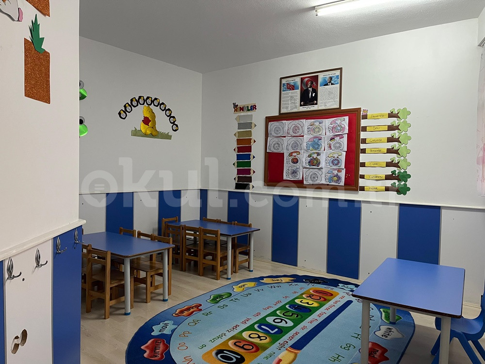 Çocuklara uygun masa ve sandalyelerin bulunduğu sınıf