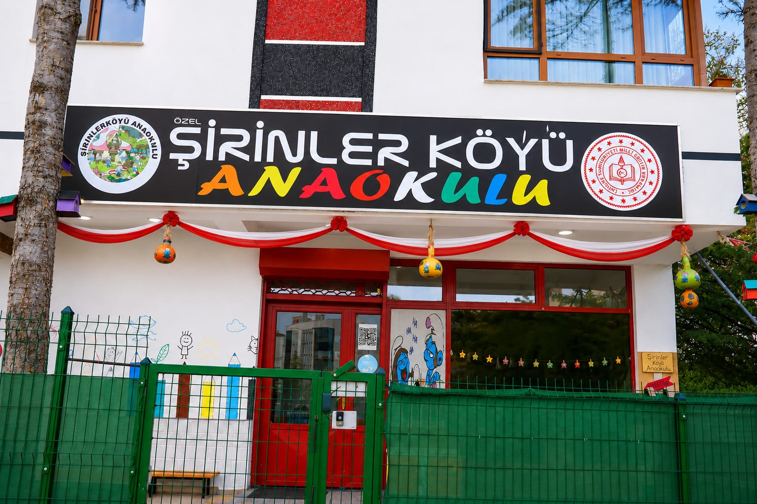 Özel Şirinler Köyü Anaokulu binasının girişi